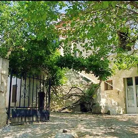 Maison Accueillante A Saint-gery Avec Piscine Partagee