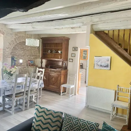 Maison Accueillante A Saint-gery Avec Piscine Partagee *