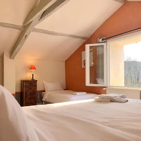 Maison Accueillante A Saint-gery Avec Piscine Partagee *