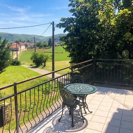 Maison Accueillante A Saint-gery Avec Piscine Partagee 別荘