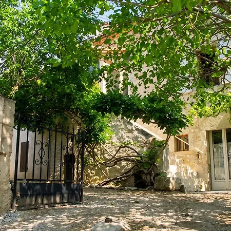 Maison Accueillante A Saint-gery Avec Piscine Partagee